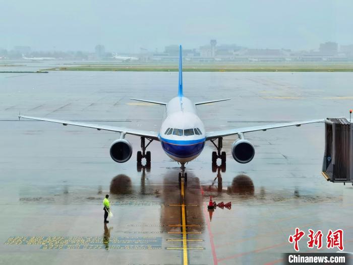 今年4月3日以来，南航上海分公司运送保障各地医疗队进出港包机共计78架次。南航供图